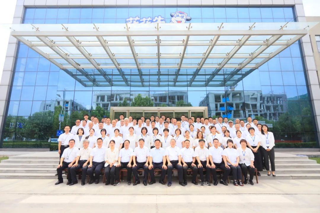 中國共產黨河南花花牛乳業集團股份有限公司第二屆委員會第二次黨員大會勝利召開