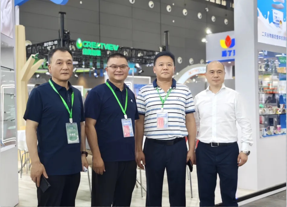 花花牛乳業(yè)集團(tuán)黨委書記、董事長唐洪峰一行參加中國乳制品工業(yè)協(xié)會第三十次年會暨2024中國（國際）乳業(yè)技術(shù)博覽會