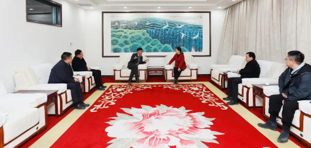 發(fā)揮產(chǎn)業(yè)優(yōu)勢(shì) 助力鄉(xiāng)村振興 | 民權(quán)縣委副書(shū)記、縣長(zhǎng)王靜嫻會(huì)見(jiàn)關(guān)曉彥董事長(zhǎng)一行