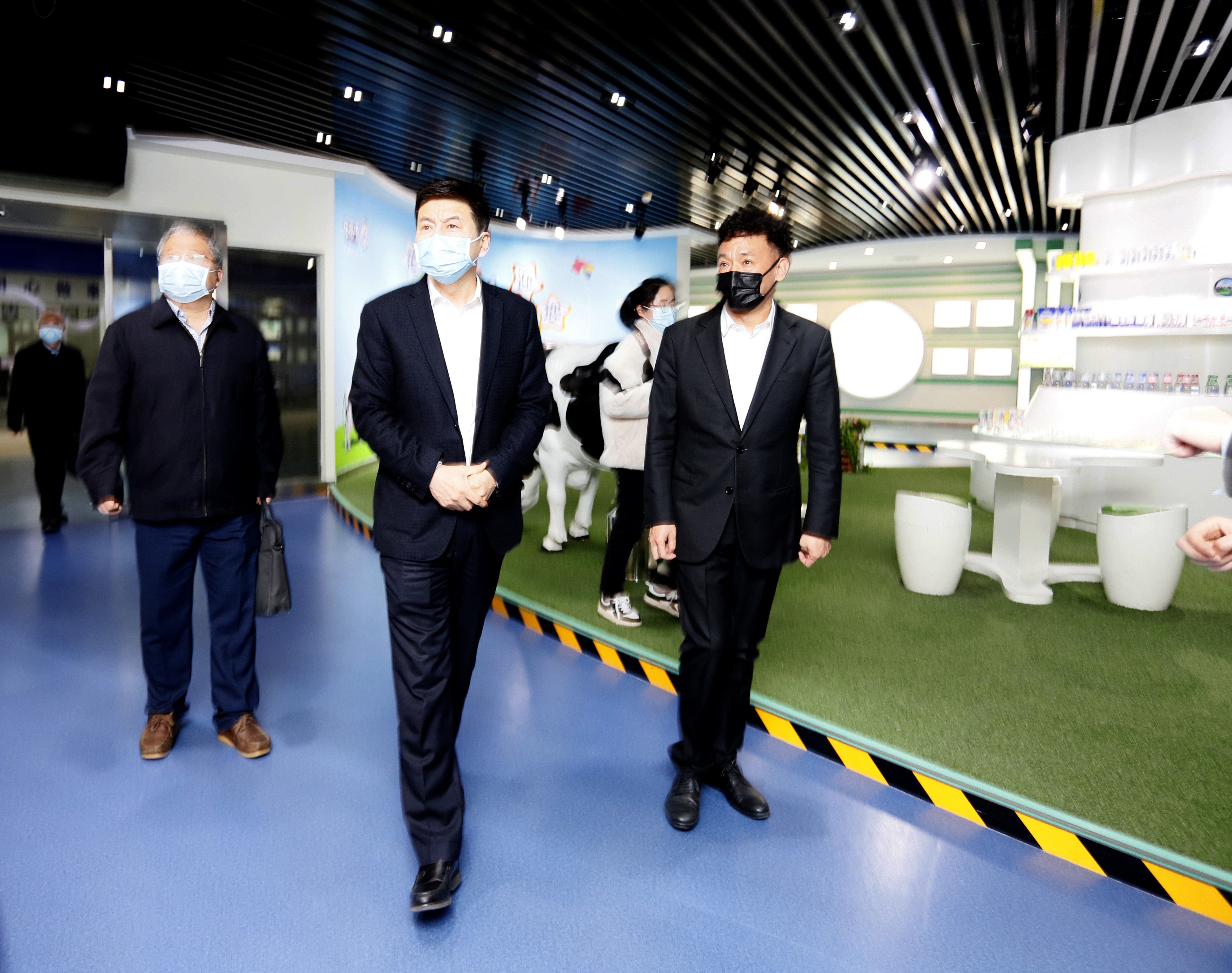 河南省委常委、副省長費東斌蒞臨 花花牛乳業集團調研