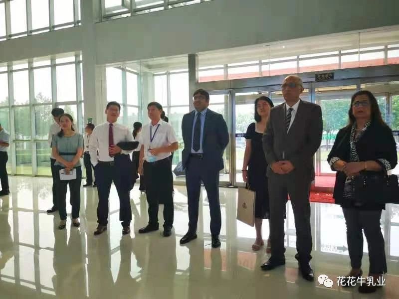 巴基斯坦駐華大使莫因·哈克 蒞臨花花牛乳業集團參觀訪問
