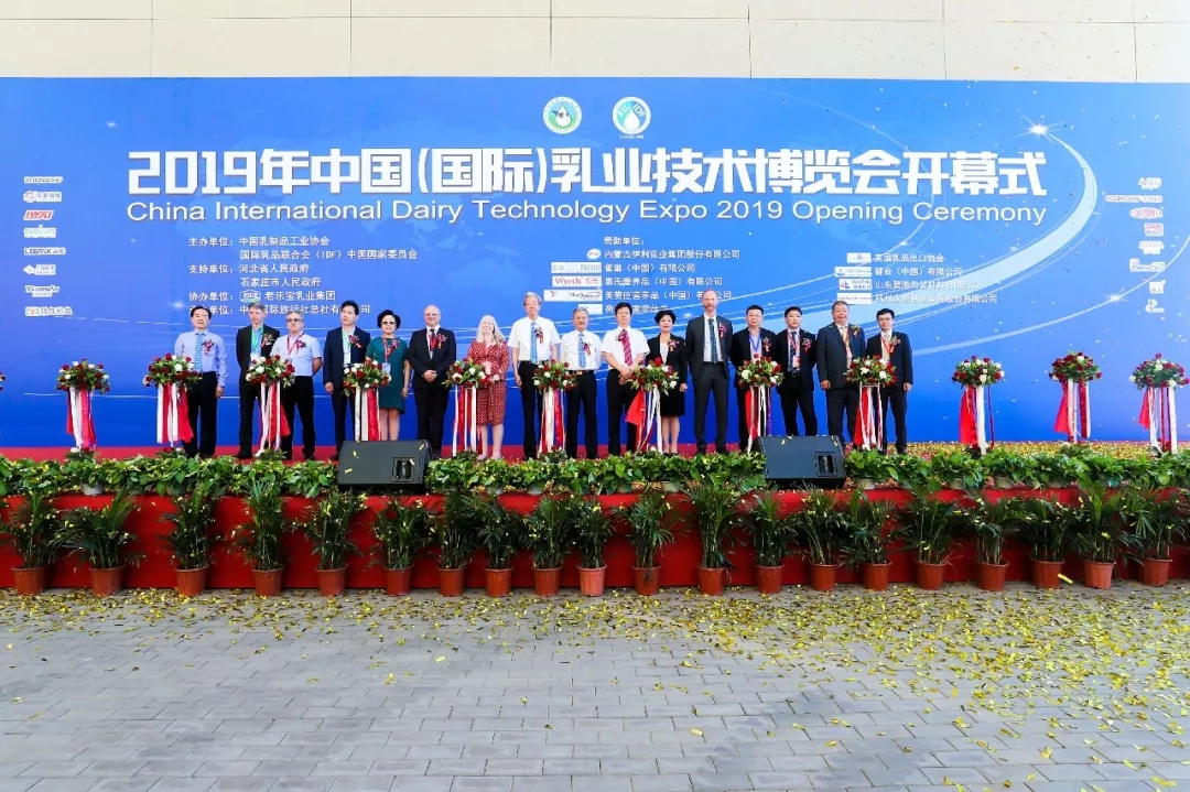 中國乳制品工業(yè)協(xié)會第二十五次年會召開！花花牛總裁董碩峰獲“振興乳業(yè)領(lǐng)軍人”榮譽稱號