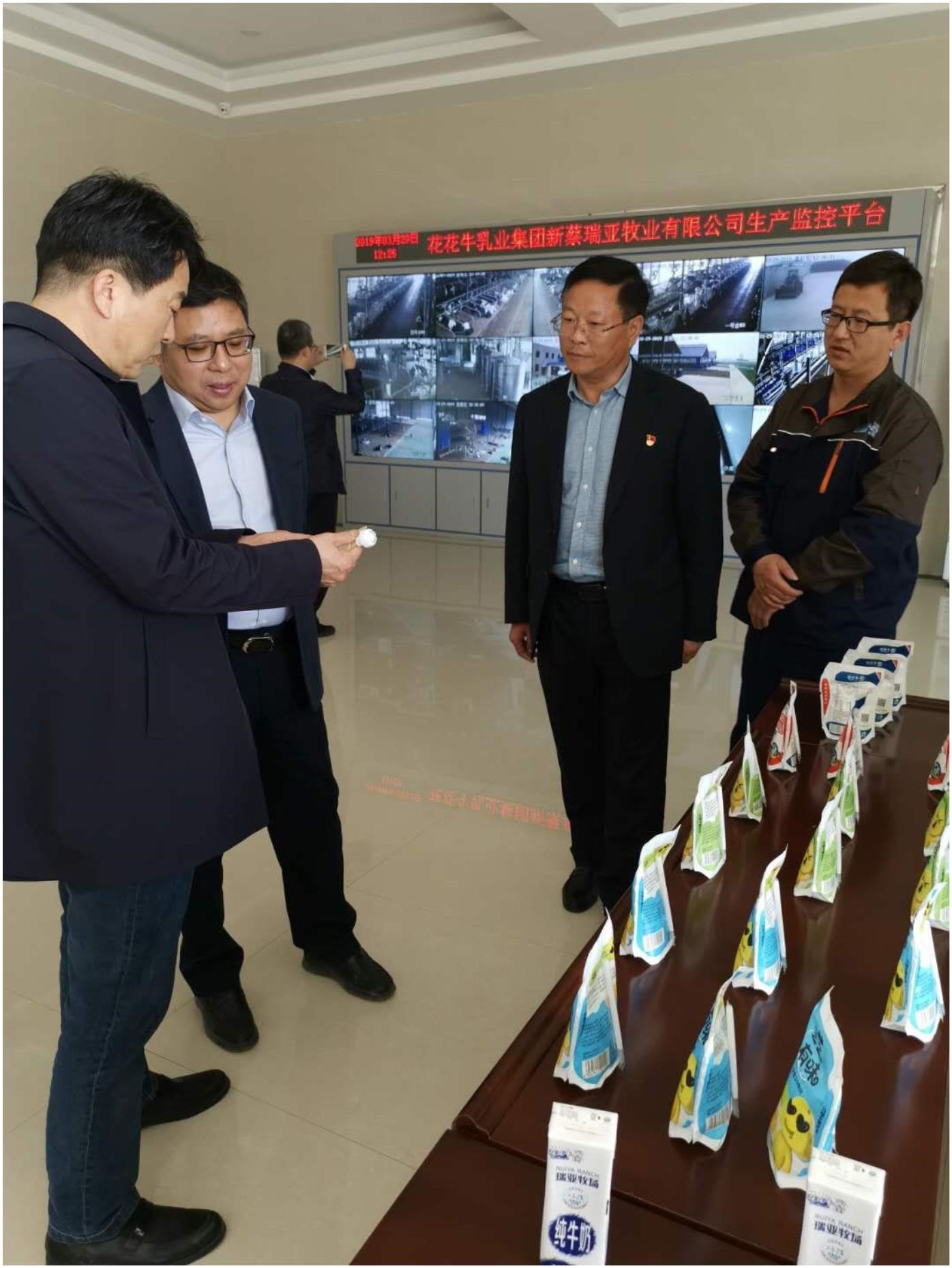 中國建設(shè)銀行河南省分行行長(zhǎng)石永拴 蒞臨花花牛新蔡瑞亞牧業(yè)有限公司考察調(diào)研