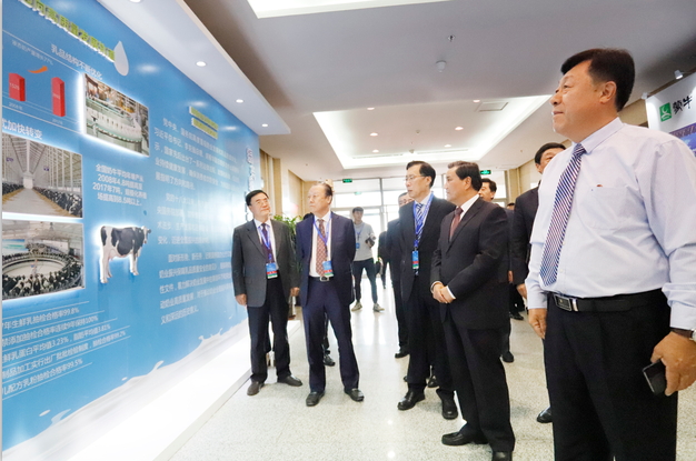 花花牛亮相中國奶業(yè)20強(qiáng)呼倫貝爾峰會，共話中國奶業(yè)振興！