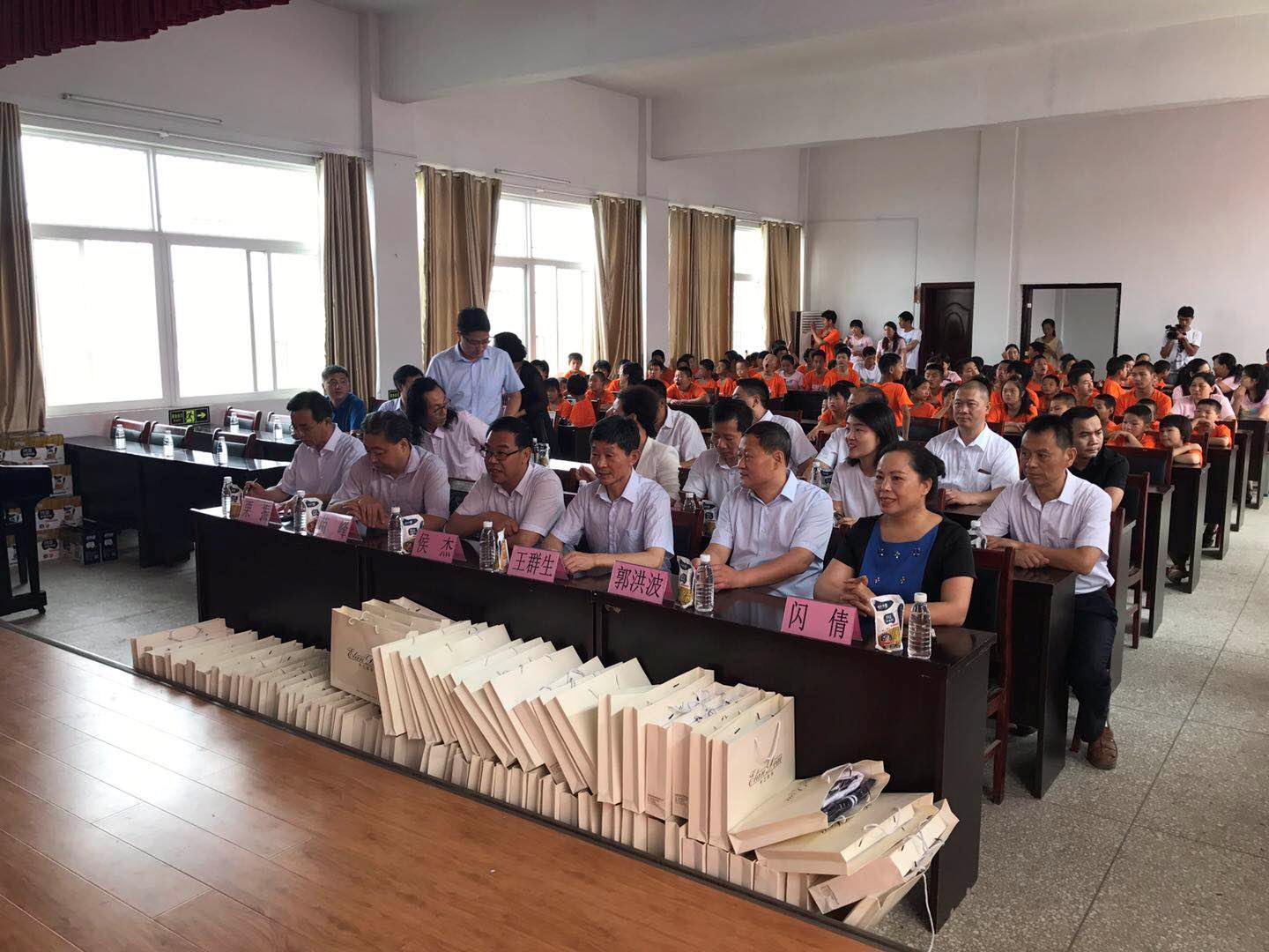 “關愛特殊兒童，讓愛灑滿人間—花花牛乳業集團2018中國小康牛奶行動” 公益助學泌陽捐贈儀式