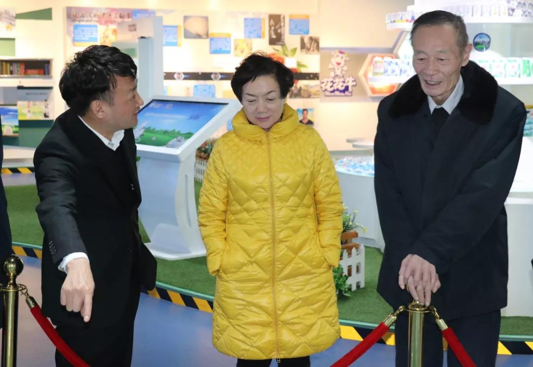 中國奶業協會高鴻賓會長蒞臨花花牛指導工作