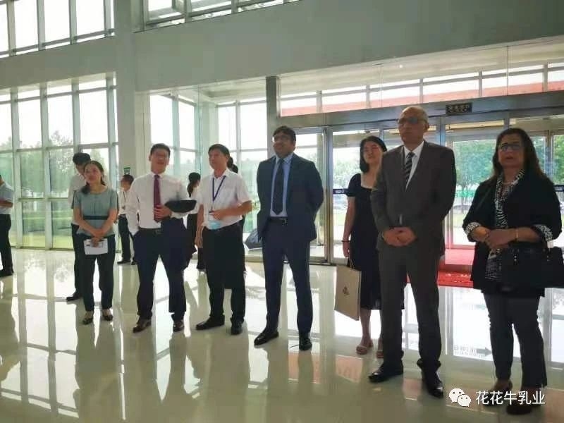 巴基斯坦駐華大使莫因·哈克 蒞臨花花牛乳業集團參觀訪問